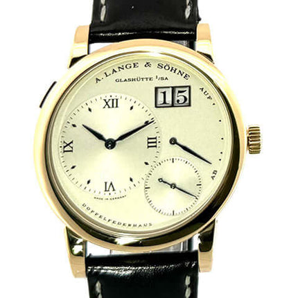 A. Lange & Söhne Lange 1 Herrenuhr mit schwarzem Lederarmband und weißem Zifferblatt.