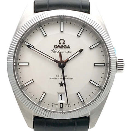 Omega Constellation Globemaster Herrenuhr mit weißem Zifferblatt und schwarzem Lederarmband bei Uhren2000.