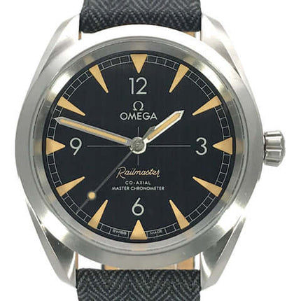 Omega Seamaster Railmaster Herrenuhr mit schwarzem Zifferblatt und Textilarmband - Jetzt kaufen!