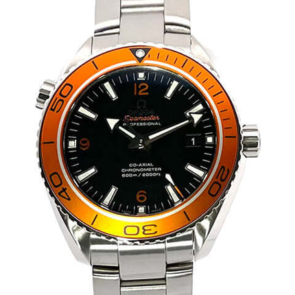 Omega Seamaster Planet Ocean 600M Co-Axial 45,5mm Uhr mit orangefarbener Lünette und Edelstahlarmband.