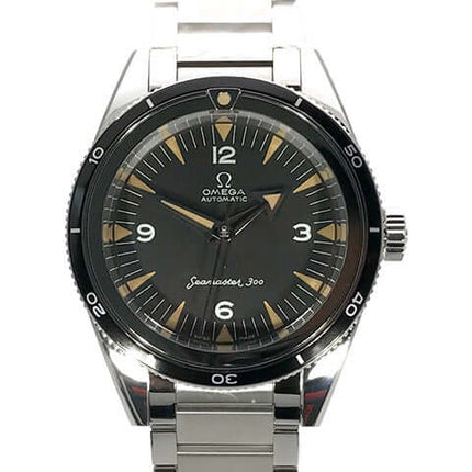 Omega Seamaster 300 Uhr mit silbernem Armband und schwarzem Zifferblatt, klassische Taucheruhr in edlem Design.