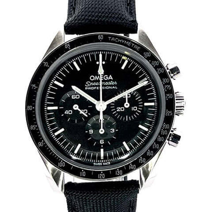 Omega Speedmaster Professional Moonwatch in Schwarz mit Tachymeter und Chronograph, ikonische Herrenarmbanduhr auf schwarzem Armband