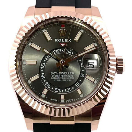 Rolex Sky-Dweller Ref. 326939 mit schwarzem Zifferblatt und Armband aus Kautschuk.