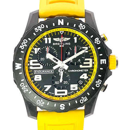 Schwarze Breitling-Uhr mit gelbem Armband und Chronographenzifferblatt