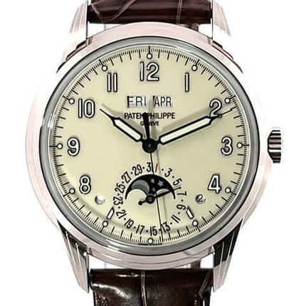 Hochwertige Herrenuhr mit braunem Lederarmband und Mondphasenuhr Patek Philippe Grandes Complications in Nahaufnahme.