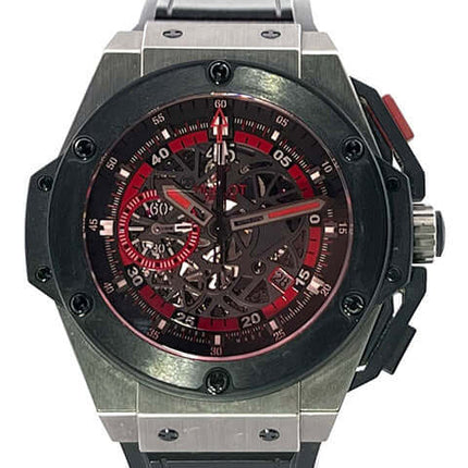 Hublot King Power Herrenuhr mit Edelstahlgehäuse und schwarzem Armband, präzise Chronograph, luxuriöses Design.
