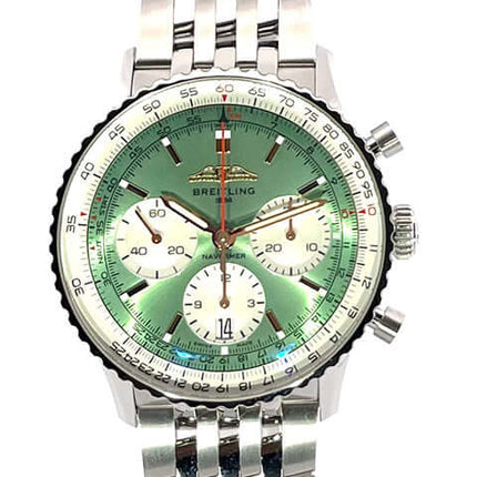 Breitling Navitimer B01 Chronograph 41 mit grünem Zifferblatt und Edelstahlarmband.
