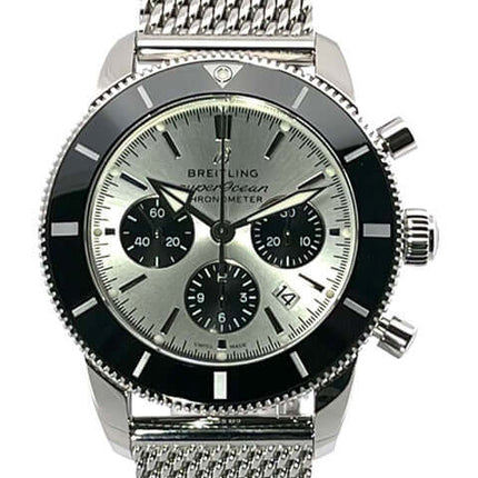 Breitling Superocean Heritage II B01 Chronograph 44 Herrenuhr mit silbernem Mesh-Armband und schwarzem Zifferblatt.