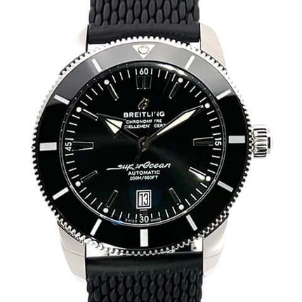 Breitling Superocean Heritage II 46 Armbanduhr mit schwarzem Zifferblatt und Armband. Hochwertige Herrenarmbanduhr online kaufen.
