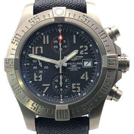 Breitling Avenger Bandit Uhr mit schwarzem Zifferblatt und grauem Armband, erhältlich bei Uhren2000 im Onlineshop.