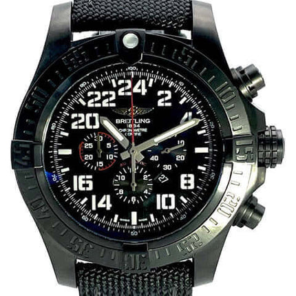 Breitling Super Avenger II Herrenuhr mit schwarzem Zifferblatt und robustem Armband bei Uhren2000.de