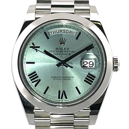 Rolex Day-Date Uhr in Platin mit hellgrünem Zifferblatt und Armband aus Edelmetall, Datum und Wochentag anzeigen.