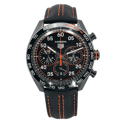 TAG Heuer Carrera Armbanduhr mit schwarzem Zifferblatt und Lederarmband, sportliches Design für Herren. Jetzt gebraucht oder neu kaufen.