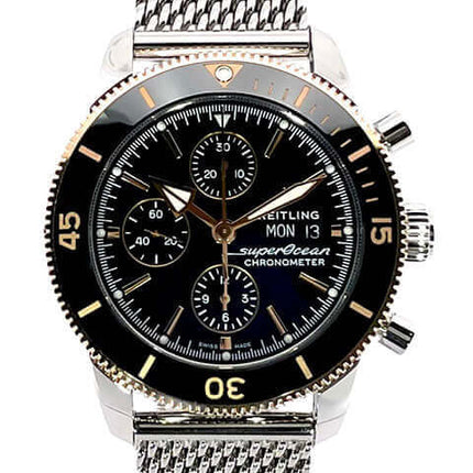 Breitling Superocean Heritage Chronograph 44 mit schwarzem Zifferblatt und Edelstahlarmband.