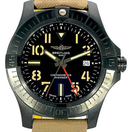 Breitling Avenger Automatic GMT 45 Herrenuhr mit schwarzem Zifferblatt und beigem Armband. Hochwertige Schweizer Uhr online kaufen.
