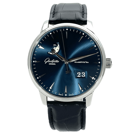 Glashütte Original Herrenarmbanduhr mit blauem Zifferblatt und schwarzem Lederarmband.