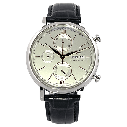 IWC Armbanduhr mit silbernem Zifferblatt und schwarzem Lederarmband. Hochwertige Männeruhr online kaufen.