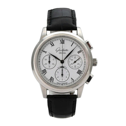 Glashütte Original Senator Chronograph 1-39-31-05-03-04 mit schwarzem Lederarmband und silberfarbenem Zifferblatt.
