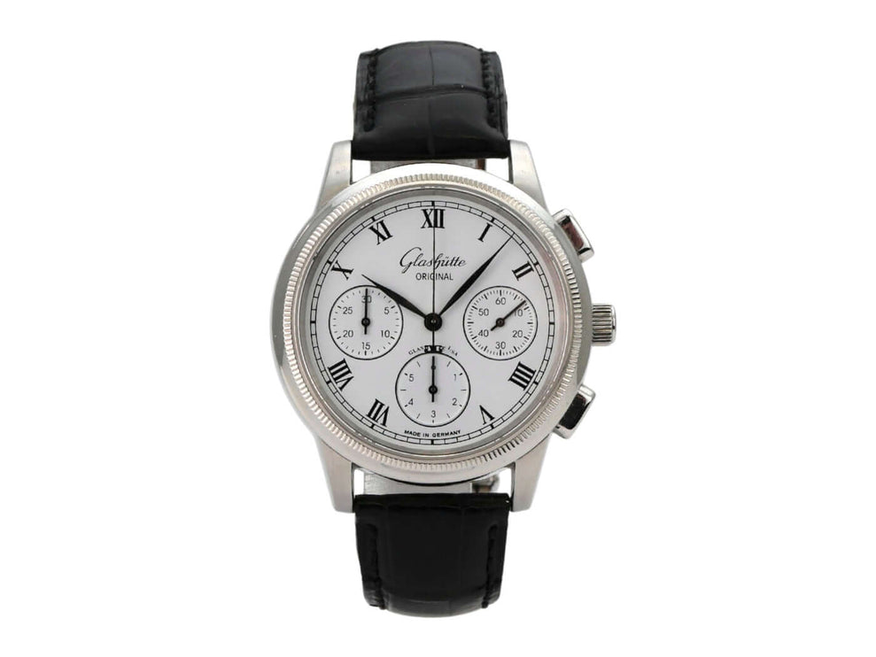 Glashütte Original Senator Chronograph 1-39-31-05-03-04 mit schwarzem Lederarmband und silberfarbenem Zifferblatt.