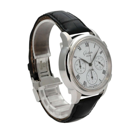 Glashütte Original Senator Chronograph 1-39-31-05-03-04 mit Edelstahlgehäuse, schwarzem Lederarmband und silberfarbenem Zifferblatt.