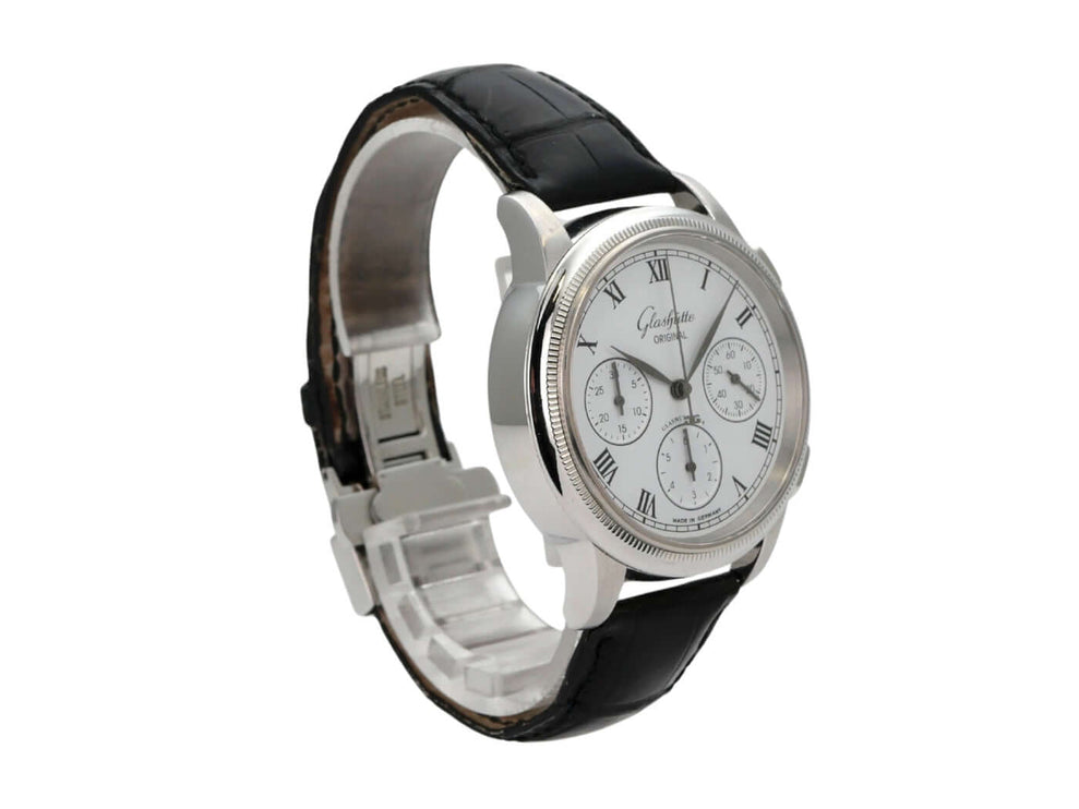 Glashütte Original Senator Chronograph 1-39-31-05-03-04 mit Edelstahlgehäuse, schwarzem Lederarmband und silberfarbenem Zifferblatt.