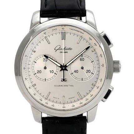 Glashütte Original Senator Chronograph XL 1-39-34-21-42-04 mit silberfarbenem Zifferblatt und schwarzem Lederband