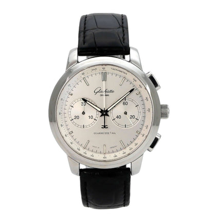 Glashütte Original Senator Chronograph XL 1-39-34-21-42-04 mit silberfarbenem Zifferblatt und schwarzem Lederband.