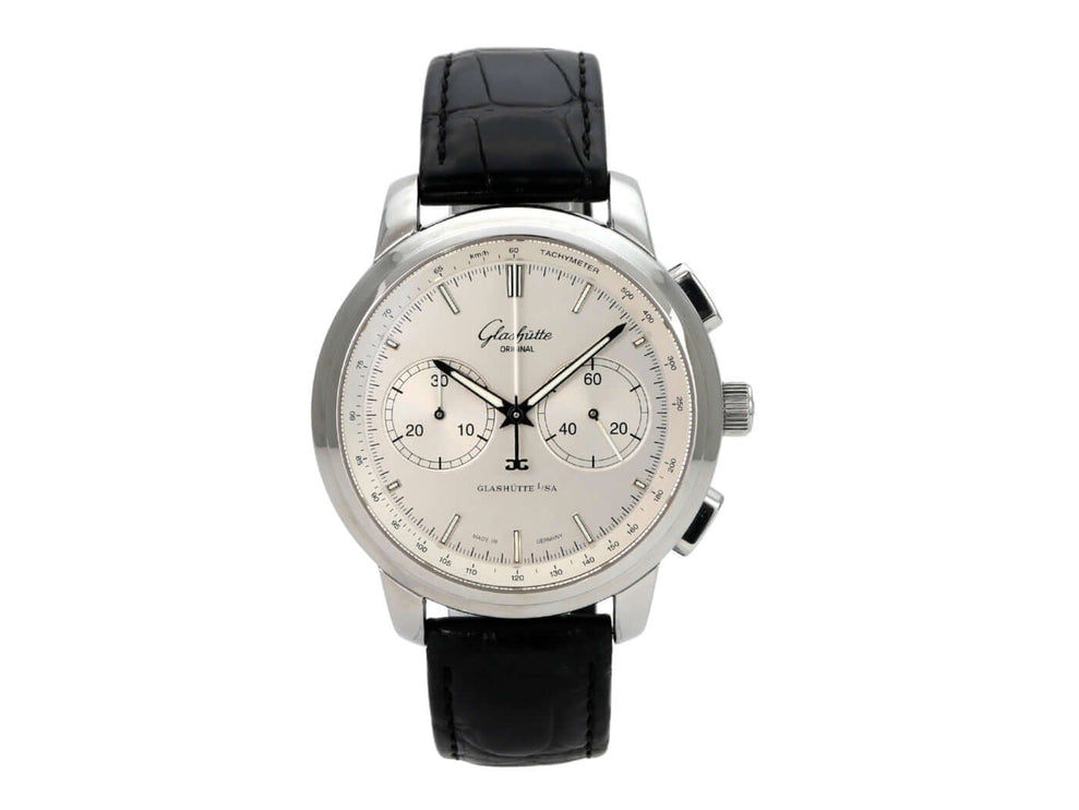Glashütte Original Senator Chronograph XL 1-39-34-21-42-04 mit silberfarbenem Zifferblatt und schwarzem Lederband.
