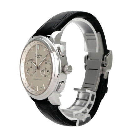 Glashütte Original Senator Chronograph XL 1-39-34-21-42-04 mit silberfarbenem Zifferblatt und schwarzem Lederband.