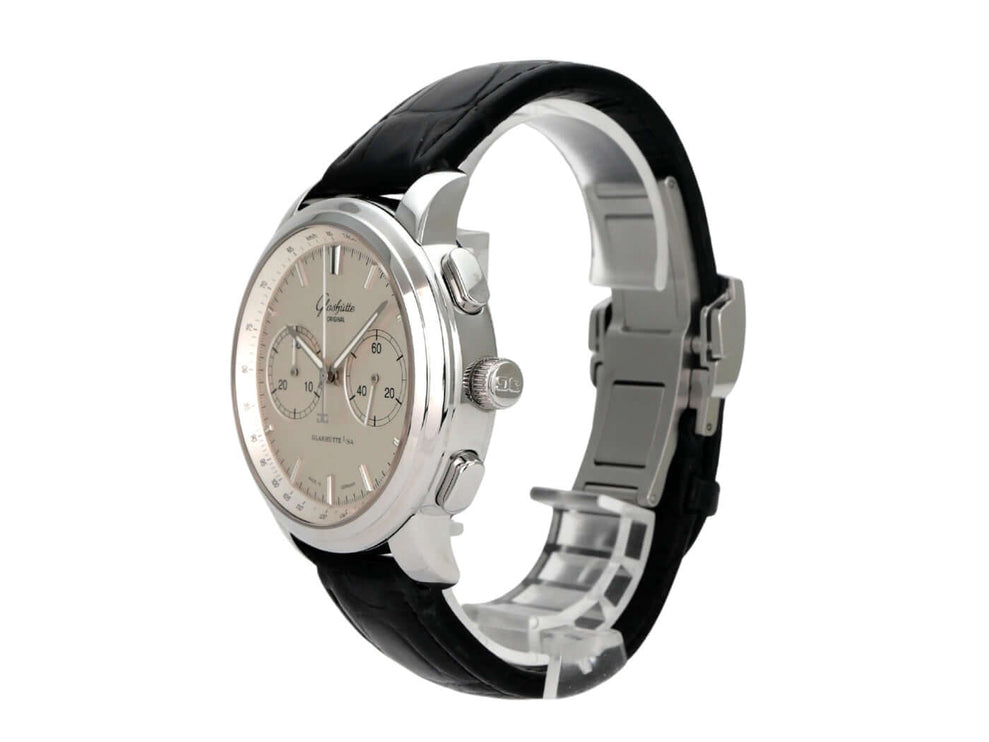 Glashütte Original Senator Chronograph XL 1-39-34-21-42-04 mit silberfarbenem Zifferblatt und schwarzem Lederband.