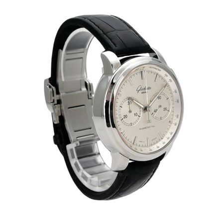 Glashütte Original Senator Chronograph XL 1-39-34-21-42-04 mit schwarzem Lederband und silberfarbener Zifferblatt.