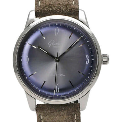 Glashütte Original Senator Sixties Uhr mit braunem Lederarmband und blauem Zifferblatt, Gehäusedurchmesser 39 mm.