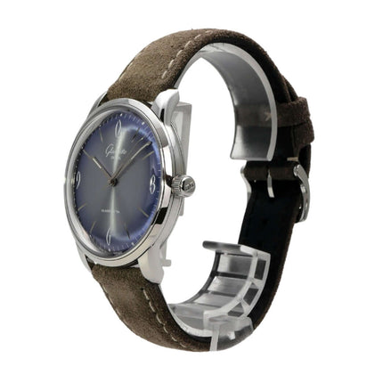 Glashütte Original Senator Sixties Jahresedition mit braunem Lederarmband und blauem Zifferblatt, Edelstahlgehäuse.