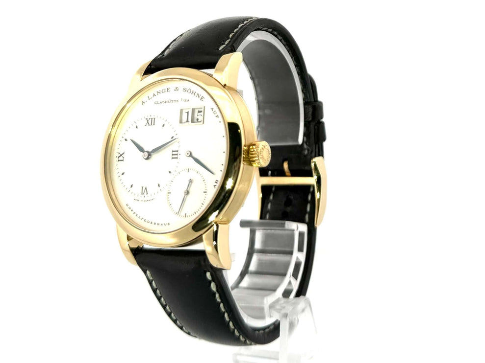 A. Lange & Söhne Lange 1 Ref. 101.022 18 kt Gelbgold Armbanduhr auf schwarzem Lederband mit Datumsanzeige und Gangreserveanzeige