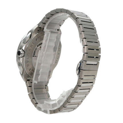 Bvlgari Octo Roma Chronograph Steel 103471 seitliche Ansicht mit Edelstahlarmband und Gehäuse.