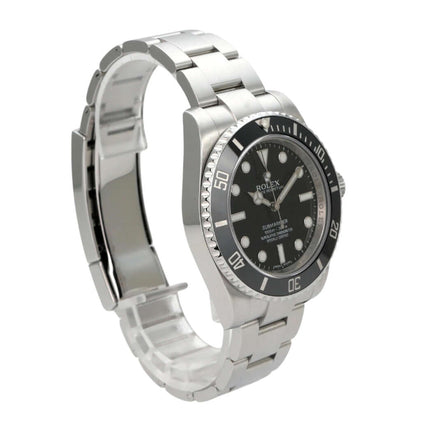 Rolex Submariner No Date 114060 mit Edelstahlarmband und schwarzem Zifferblatt seitlich betrachtet.