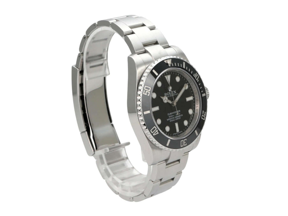 Rolex Submariner No Date 114060 mit Edelstahlarmband und schwarzem Zifferblatt seitlich betrachtet.
