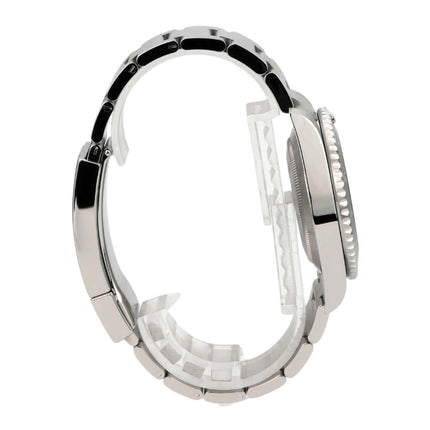 Seitenansicht der Rolex Submariner No Date 114060 mit poliertem und satiniertem Edelstahl-Gehäuse.