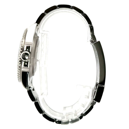 Seitliche Ansicht der Rolex Submariner No Date 114060 mit Edelstahlgehäuse und schwarzem Keramik-Lünetteneinsatz.