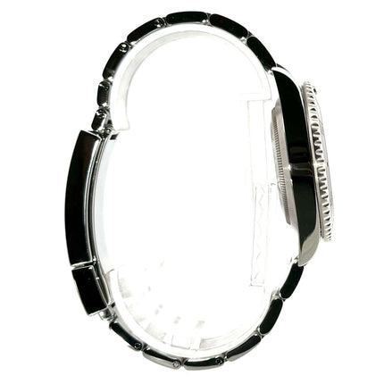 Seitenansicht der Rolex Submariner No Date 114060 mit Edelstahlgehäuse und schwarzer Keramiklünette.