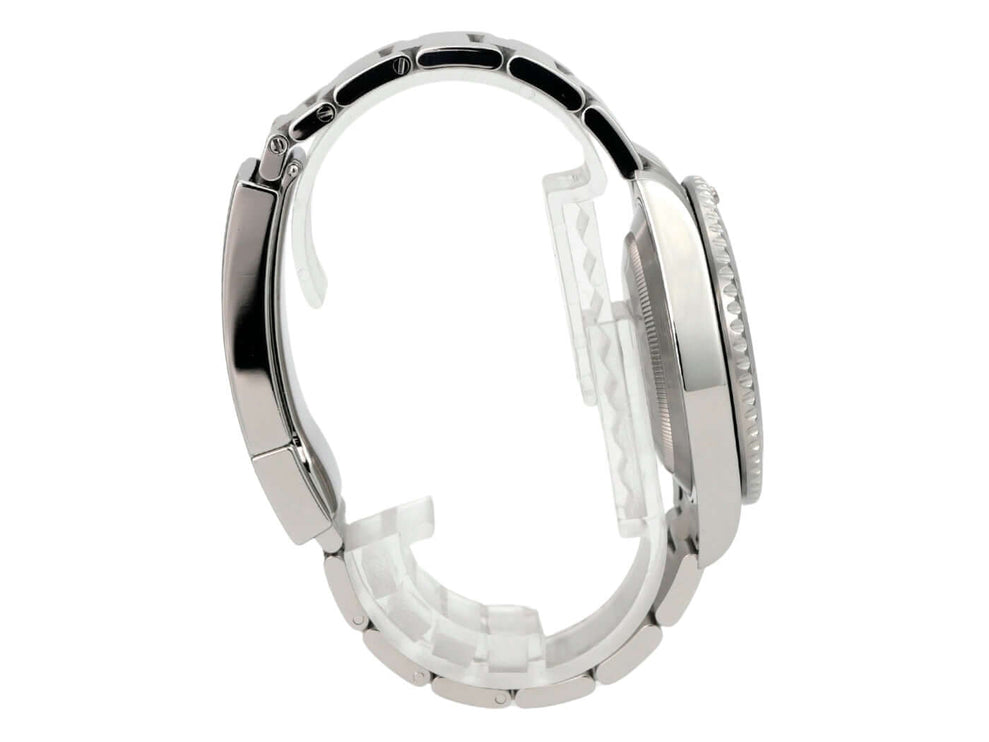 Seitenansicht der Rolex Submariner No Date 114060 mit polierter und satiniertem Edelstahlgehäuse.