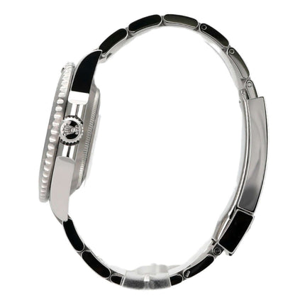 Seitenansicht der Rolex Submariner No Date 114060 mit Edelstahlgehäuse und schwarzem Keramikeinsatz.