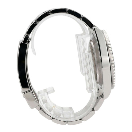 Seitenansicht der Rolex Submariner No Date 114060 mit schwarzer Keramiklünette und Edelstahlband.