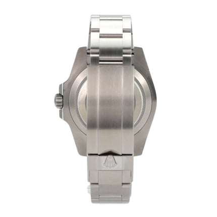 Seitenansicht der Rolex Submariner No Date 114060 mit satiniertem Edelstahlgehäuse und Oyster-Armband.