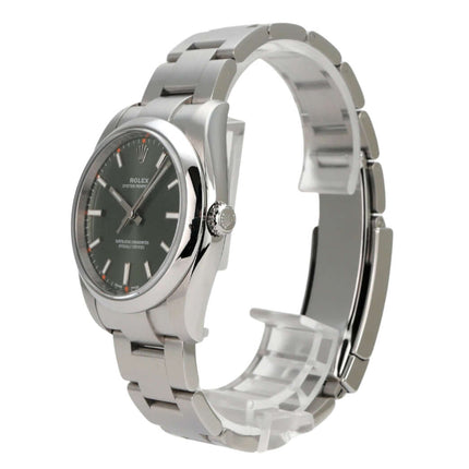Rolex Oyster Perpetual 34 mm 114200 Olive mit grünem Zifferblatt und Edelstahlarmband, seitliche Ansicht.