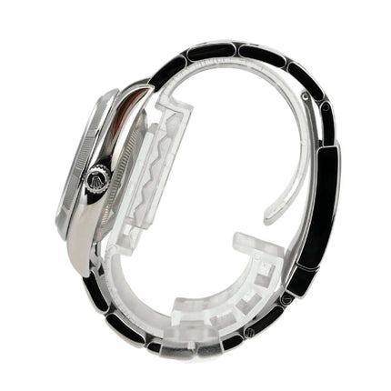 Seitenansicht der Rolex Oyster Perpetual 34 Blau Römisch 114210 mit poliertem Edelstahlarmband.