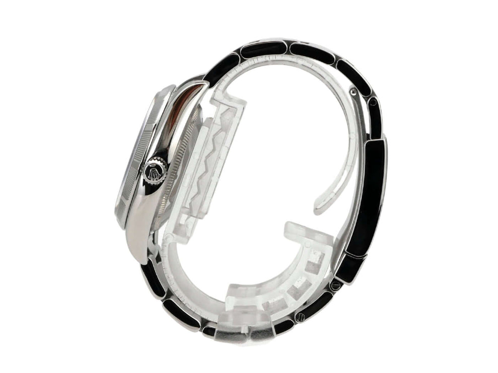 Seitenansicht der Rolex Oyster Perpetual 34 Blau Römisch 114210 mit poliertem Edelstahlarmband.