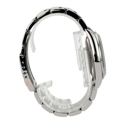 Seitenansicht des Rolex Explorer I Edelstahl 36 114270 mit polierter Edelstahl-Lünette und Armband.