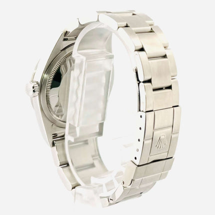 Rückansicht der Rolex Explorer I Ref. 114270 aus poliertem und satiniertem Edelstahl mit Oyster-Armband und Faltschließe