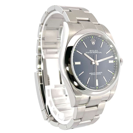 Gebrauchte Rolex Oyster Perpetual 39 114300, blaues Zifferblatt, Edelstahlgehäuse und Armband, sehr guter Zustand, mit Box und Papieren.